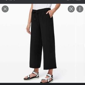 Lululemon On the Fly wide leg cropped pant
